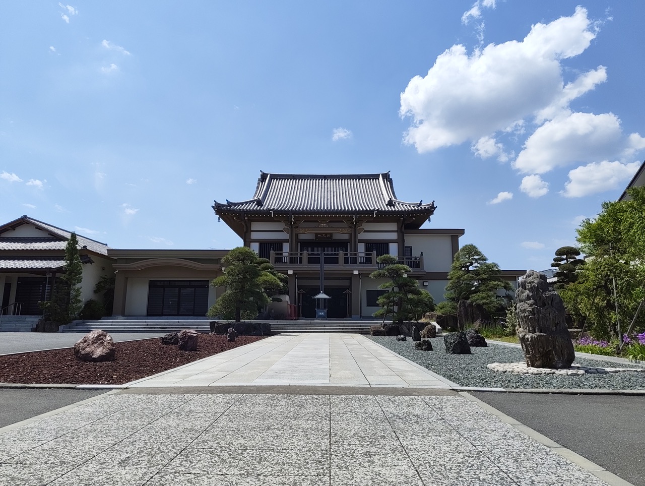 源心寺本堂と参道、枯山水「二河白道之庭」
