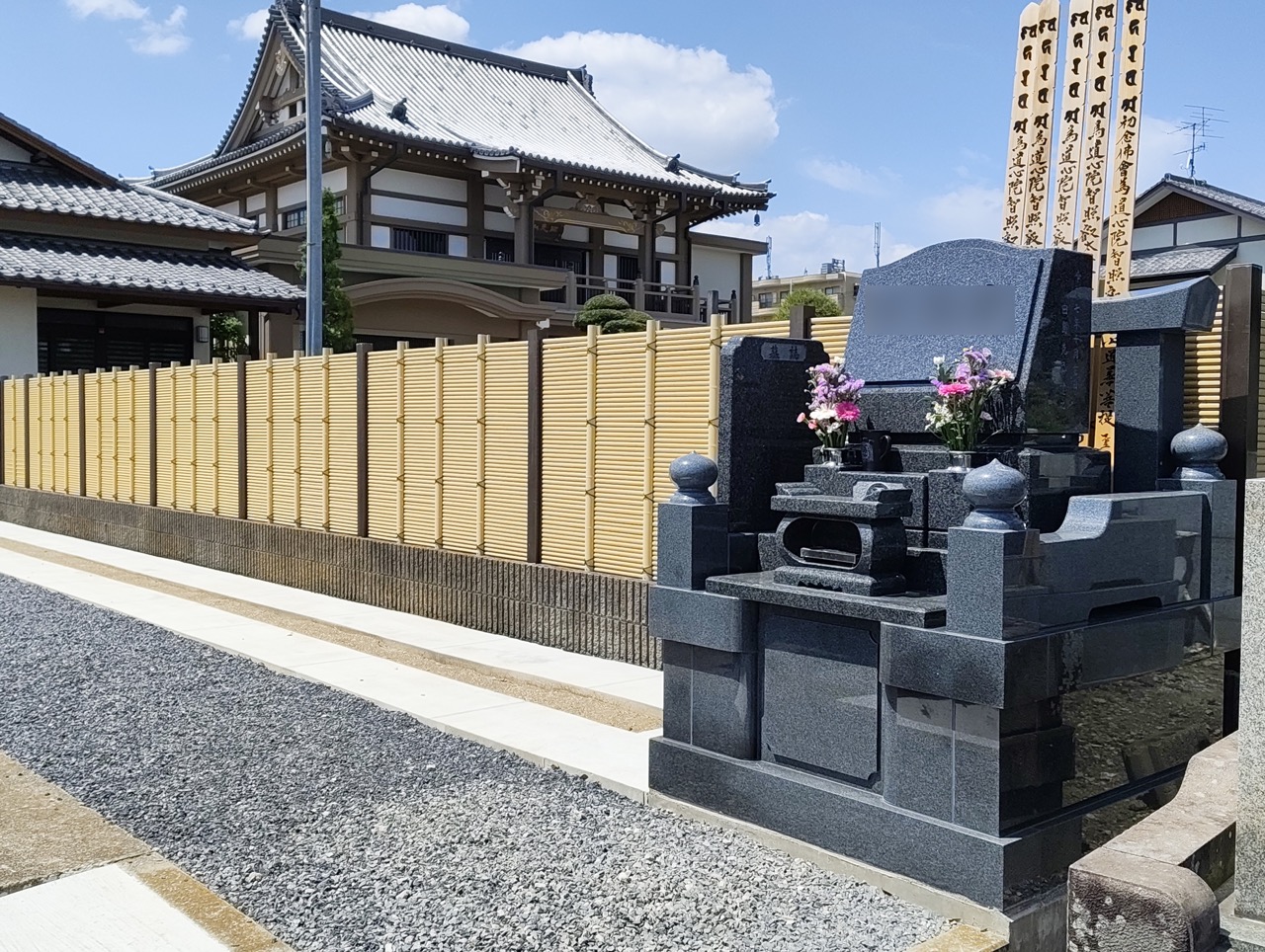 明るい墓地環境と本堂を望む建立例
