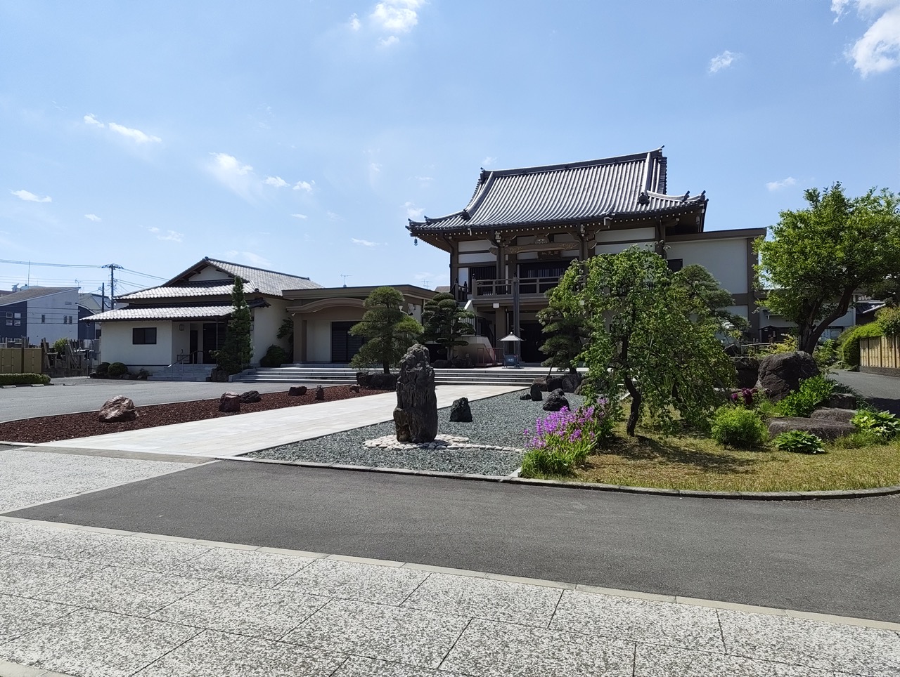 二河白道之庭と境内の全景