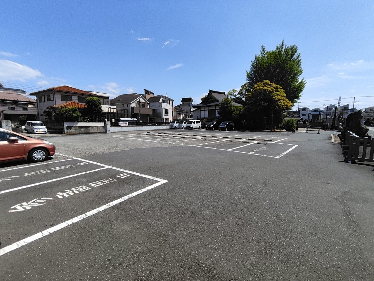 源心寺の広々とした平面駐車場