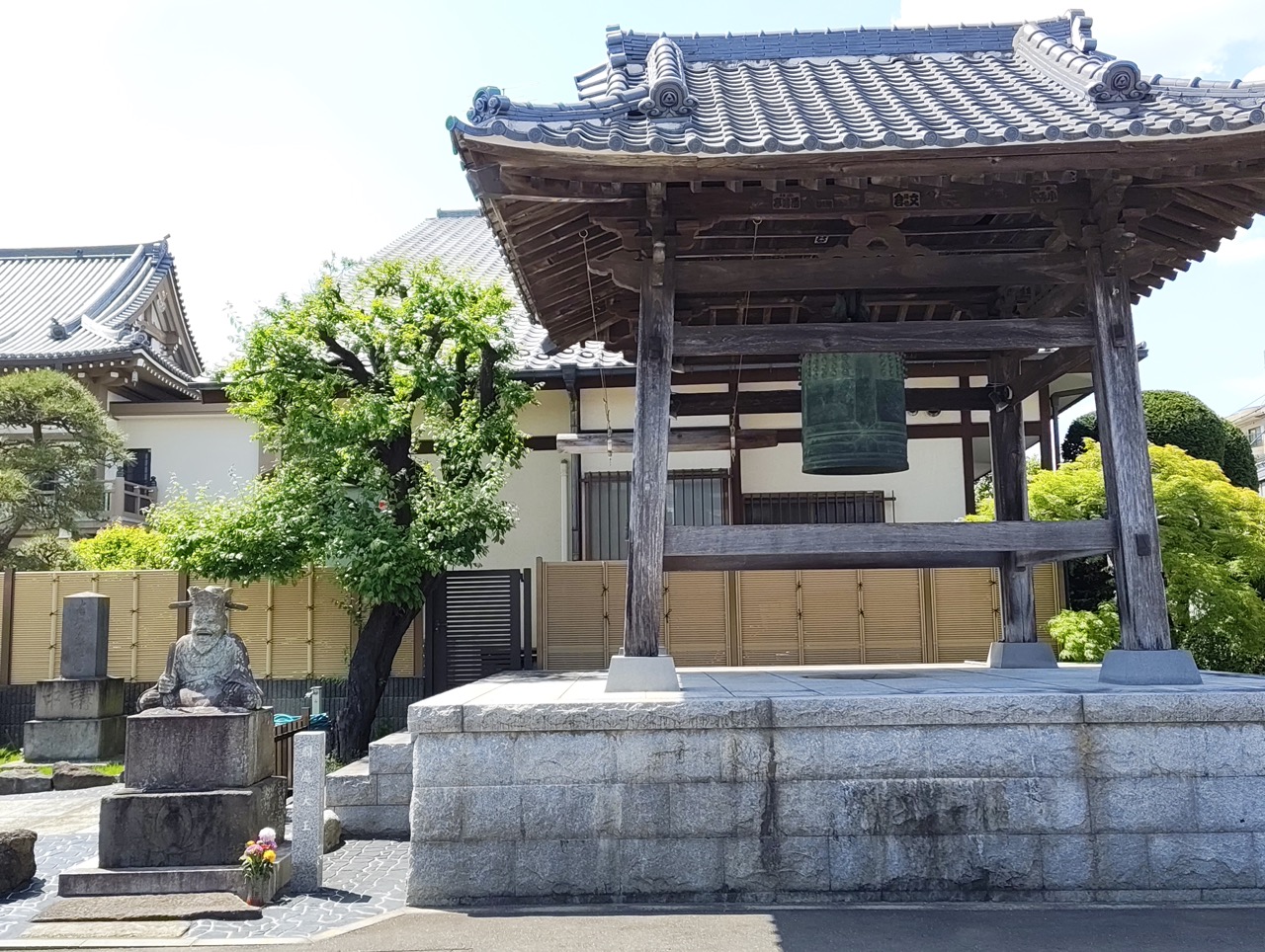 源心寺の鐘楼と梵鐘、石仏