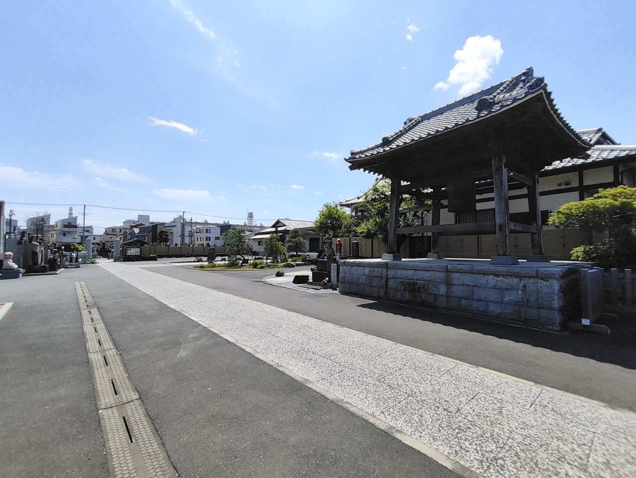 バリアフリーに近い平坦な境内通路と鐘楼